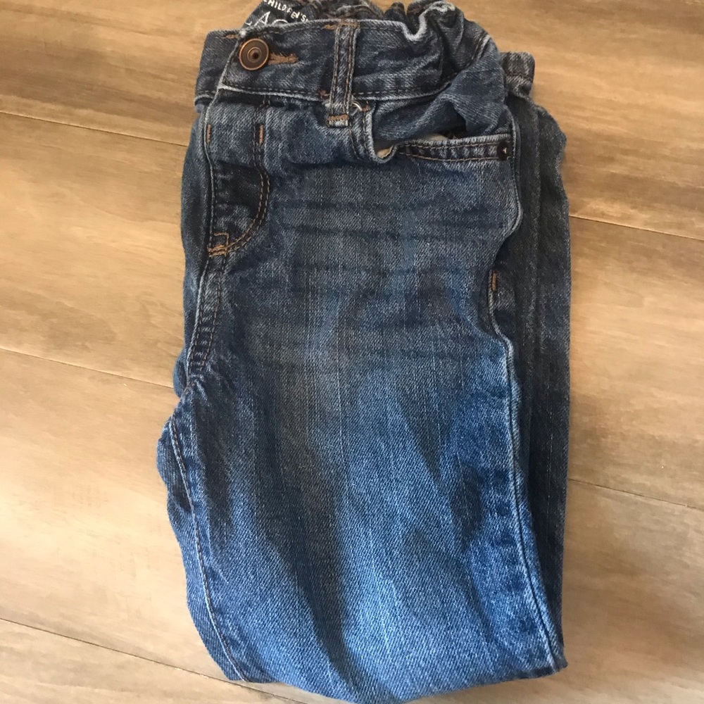 1 pair of blue jeans